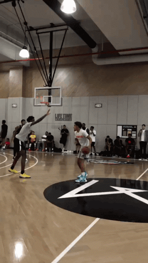 手感爆棚！夏普半场9中8怒砍20分帮助开拓者反超3分（夏普半场火力全开，9投8中轰下20分助开拓者完成3分反超）