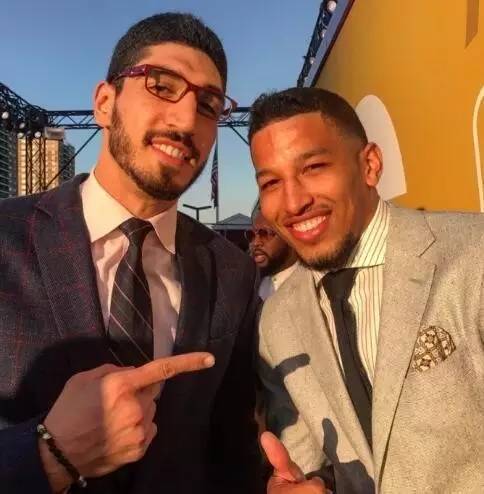 船记：当哈登&伦纳德&祖巴茨有一人下场，快船便陷入困境（船记：哈登、伦纳德或祖巴茨只要有人不在场，快船就陷入被动）