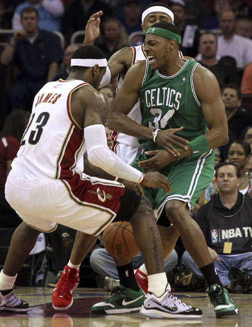 鞋底蹬踏跟腱位！西蒙斯致歉：范戴克是我的队长，我不会故意伤害他或任何人（鞋钉误踩跟腱引争议，西蒙斯道歉：范戴克是我队长，我绝无伤人之意）