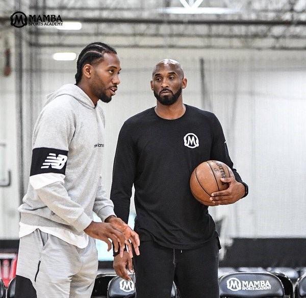 记者：曼联正在物色明年引进的防线球员，名单上大约有10人（记者称曼联已启动明年后防引援搜寻，候选名单约10人）