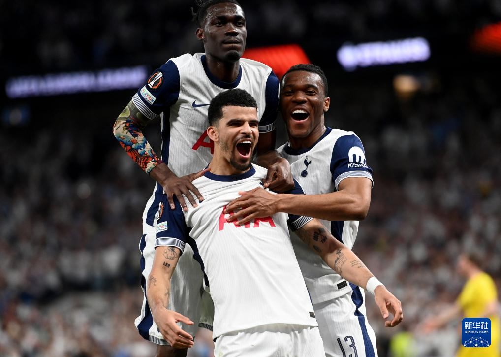 篮球盛宴：申京冲击篮筐（篮坛嘉年华：申京强攻篮下）