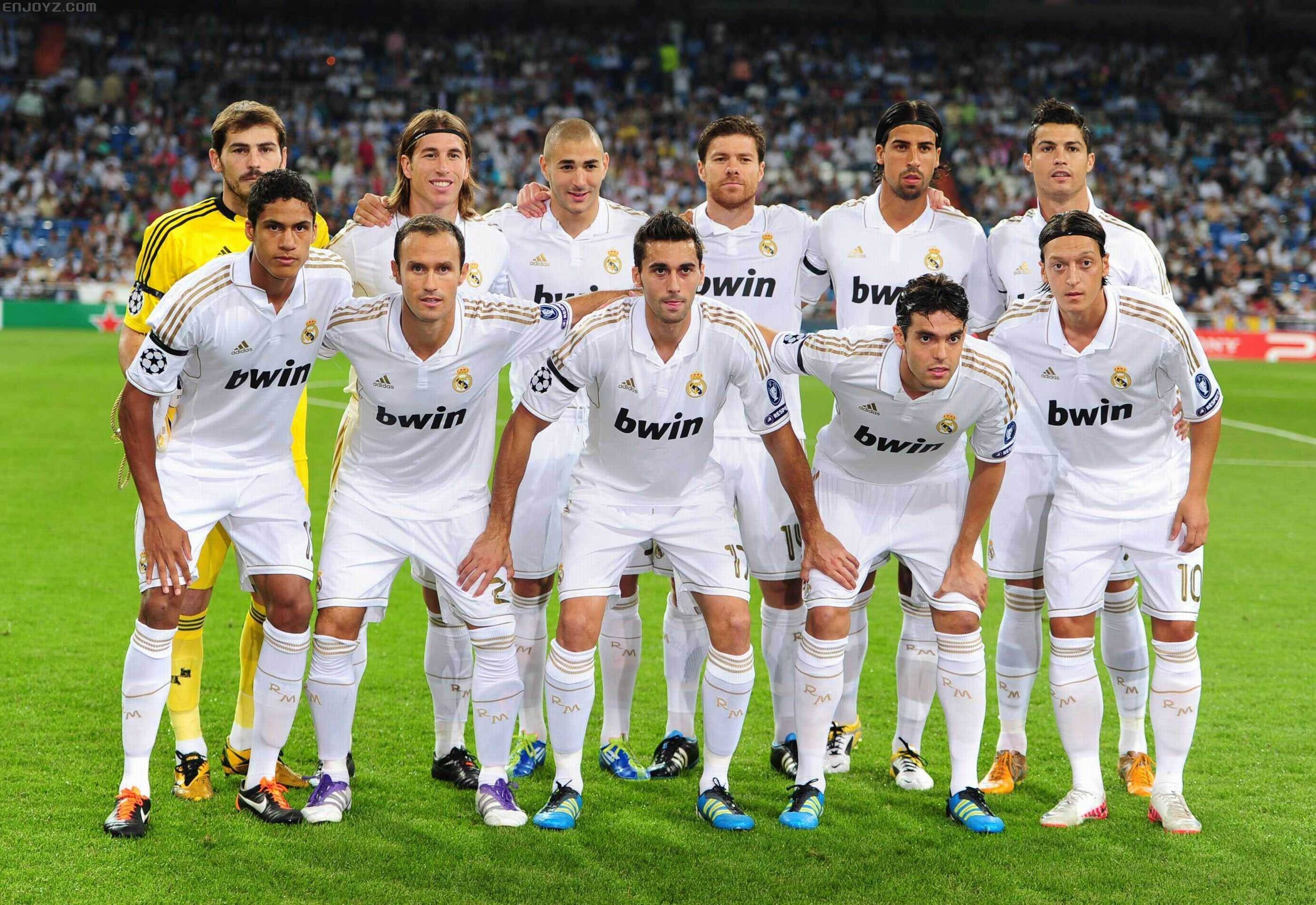 王哲林在昨晚的比赛中表现出色，展现了他作为球队核心的能力和实力。（王哲林昨夜高光发挥，彰显其球队核心地位与实力）