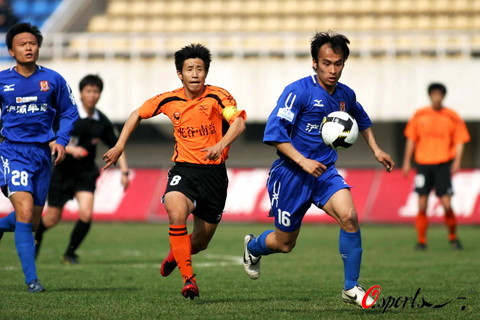 防守强度提升 主队掌控节奏（主队防守升级 掌控比赛节奏）