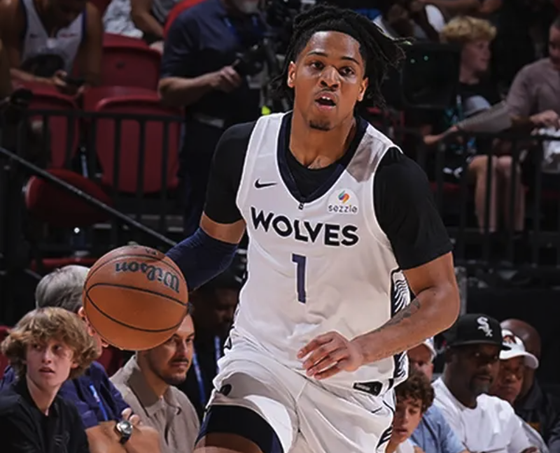 兼具进攻杀伤和无私球风、很少犯错，2年1.3亿美金我有无多要？（火力凶猛又乐于分享、失误极少，2年1.3亿美元还要加码吗？）