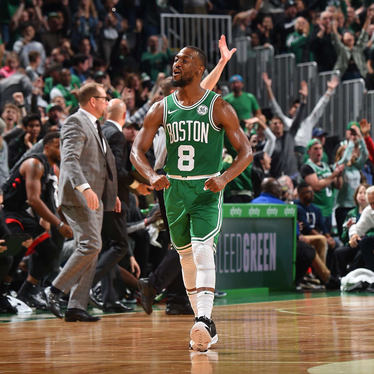 上赛季救火后卫！广东男篮赛前播放黄荣奇致敬视频（广东男篮赛前致敬黄荣奇：上季临危受命的后卫）