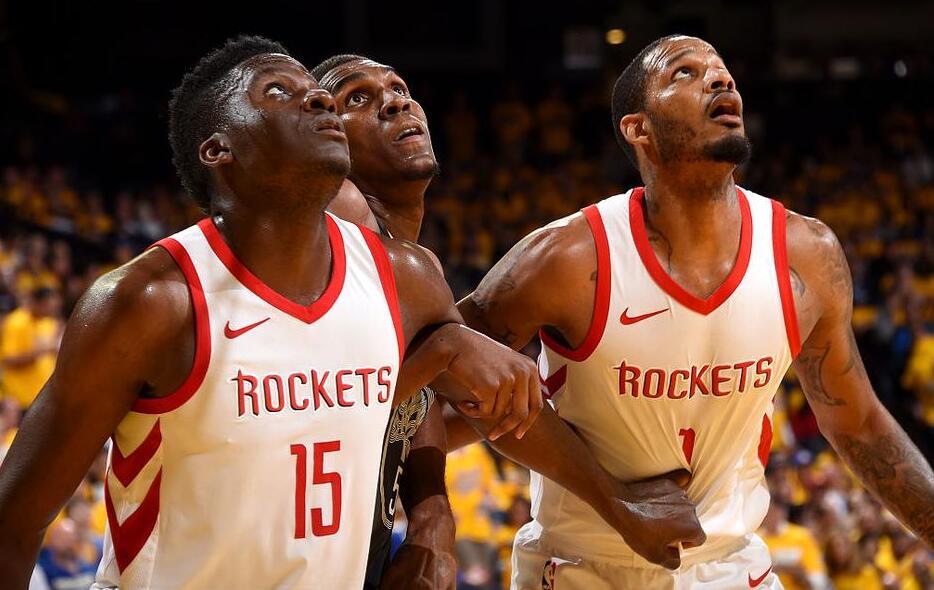 迪玛利亚优雅盘带演绎绿茵华尔兹（迪玛利亚用细腻脚法奏响草场圆舞曲）