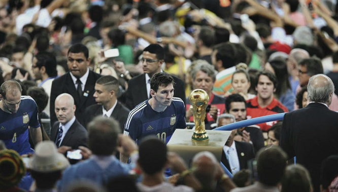 亚历山大与金·卡戴珊品牌续约3年，继续担任男性形象大使（亚历山大与金·卡戴珊旗下品牌续签三年，继续出任男士形象大使）