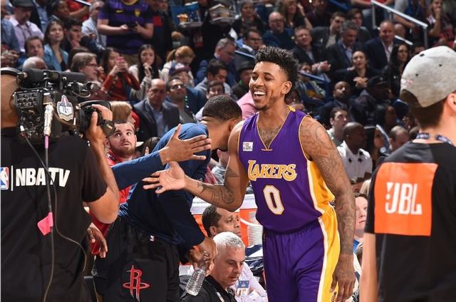 中超赛场争议判罚：VAR判罚引发热议,（中超赛场再起争议，VAR判定引发热议）