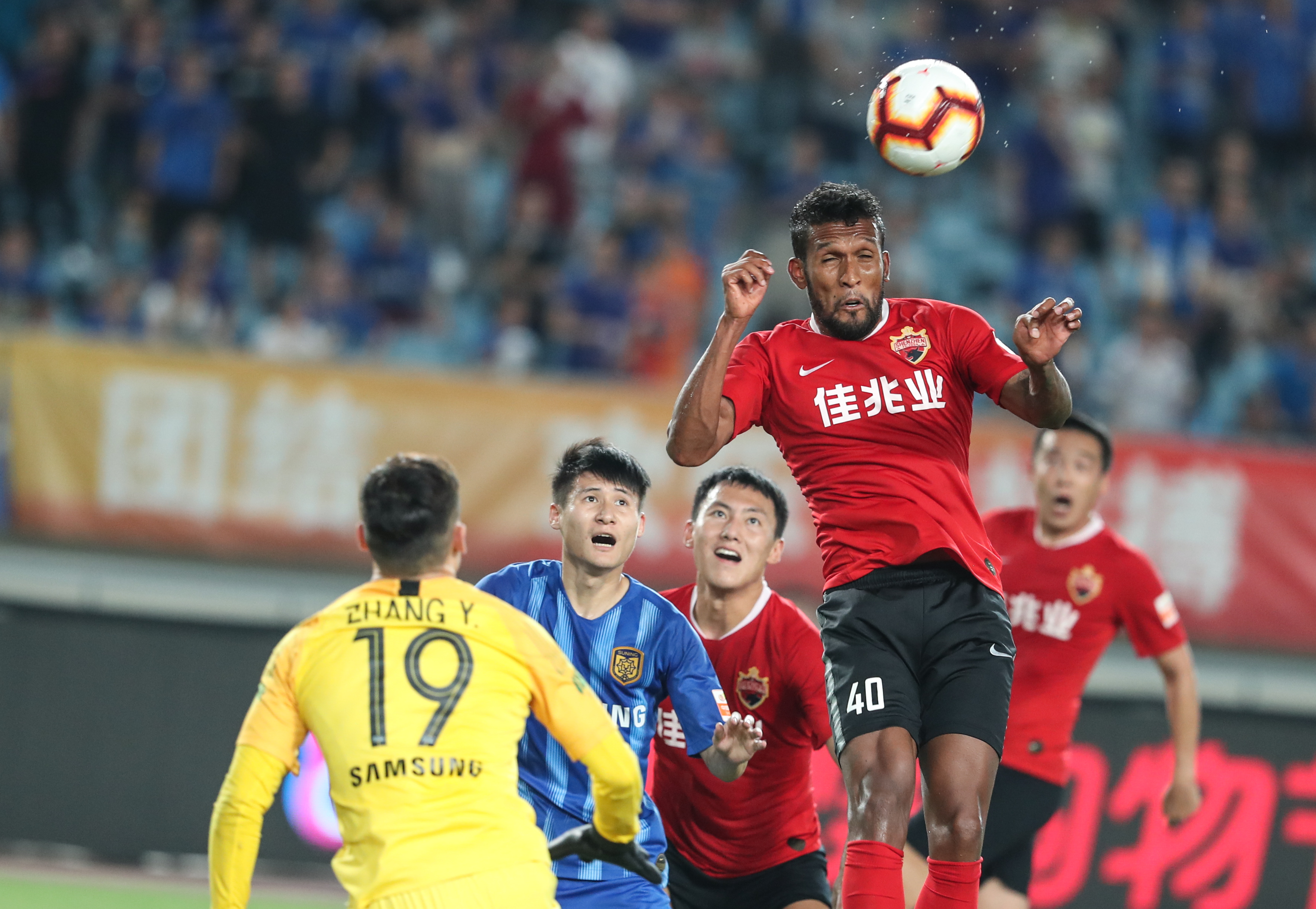 被东契奇吐槽太滑！队记：湖人今天将不会使用NBA杯专用地板（因东契奇吐槽地板过滑，队记者：湖人今日停用NBA杯专用地板）