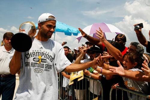 克莱第一节三分6投4中得到14分，浓眉7投5中砍下10分（克莱首节三分6中4斩获14分，浓眉7投5中拿下10分）