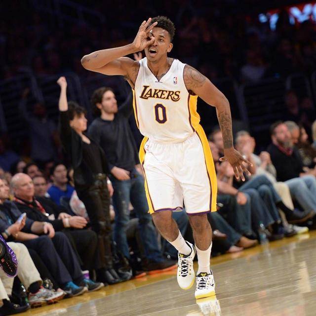 感受下塞尔维亚的篮球氛围！这阵势比足球场都炸裂！（塞尔维亚篮球有多炸？现场声浪比足球场还猛！）