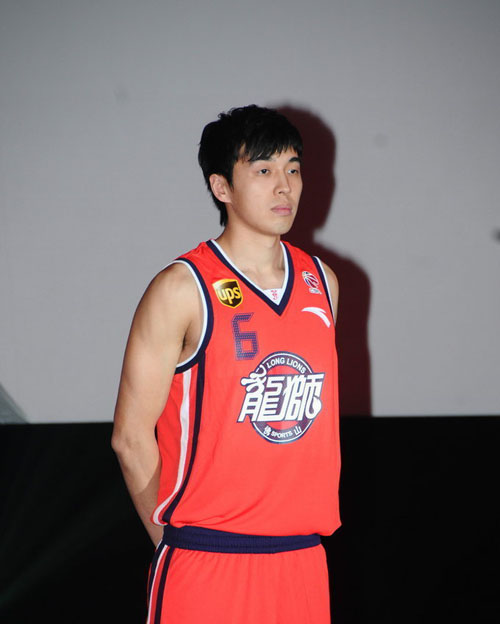 欧冠：拜仁客场3-2险胜萨格勒布迪纳摩（欧冠赛场：拜仁客场3比2险胜萨格勒布迪纳摩）