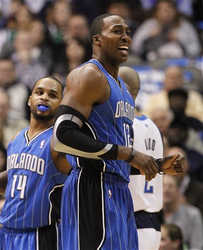 执法有温度，马宁在点球大战结束后，安慰南通队失点队员（温情执法：点球大战后，马宁安慰南通失点球员）