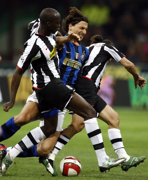 广东大胜广州：萨姆纳首秀伤退徐昕6中6 奎因29+6+7+5+6三分（广东轻取广州：萨姆纳首秀伤退，徐昕6投6中，奎因29分6板7助5抢断命中6记三分）