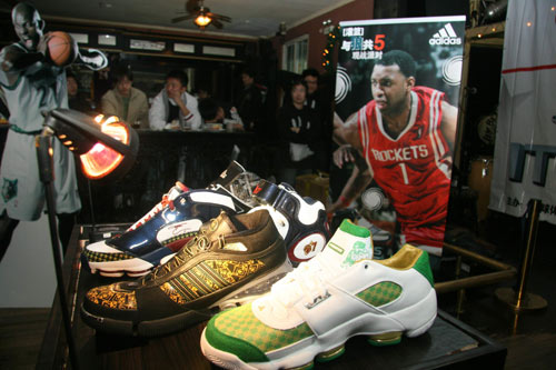 给字母都不换！场均13分成马刺非卖品，小哈登未来或挤走福克斯（马刺场均13分小将成非卖品，哪怕用字母哥交换也不动，小哈登未来或顶走福克斯）