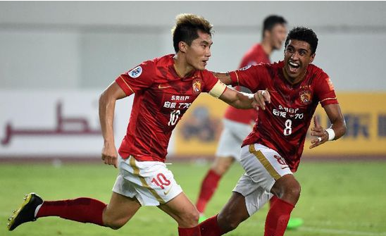 球星突破防线制造绝佳机会（球星强突撕裂防线造破门良机）