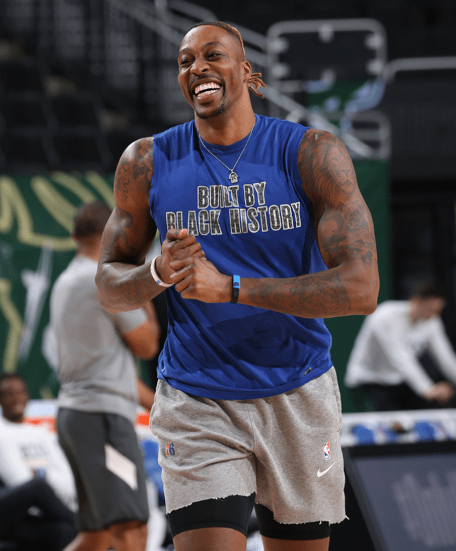 聪明死你了！约基奇球快发不出来了 直接砸奥科吉胳膊上出界（机智到家！约基奇边线发球受阻，直接砸向奥科吉手臂制造出界）