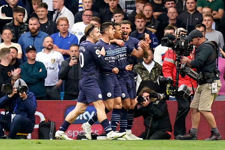 文班抵达决赛现场，气氛热烈非凡（文班亮相总决赛，现场氛围火爆）