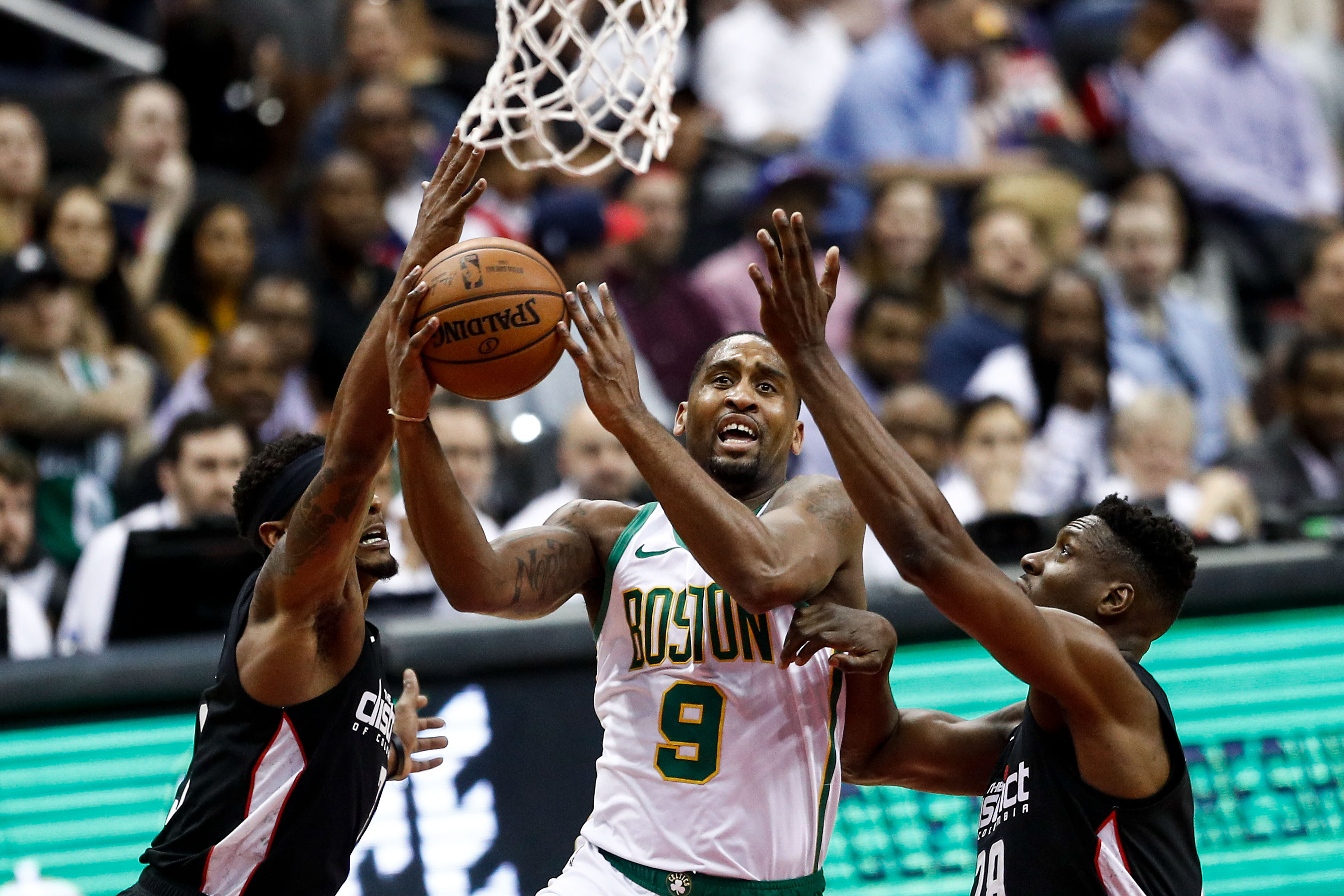 曼联客场4-1胜狼队，B费2射1传，取得3轮不败，积分追平切尔西，排名升至第六。（曼联客场4-1大胜狼队，B费双响+助攻，联赛三轮不败，积分追平切尔西升至第六位）