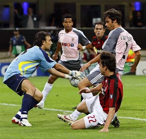 球星突破防线送出助攻（球星强突防线奉献助攻）