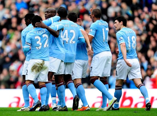 “罗马队友基情互动”，德罗西赛后新闻发布会被哲科亲吻（罗马队友展现兄弟情：哲科赛后发布会上亲吻德罗西）