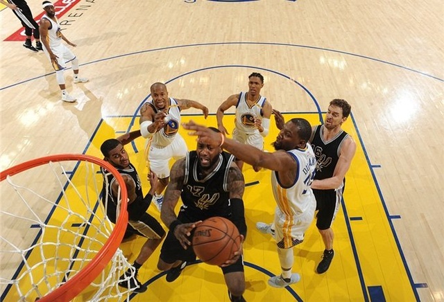 吉迪展现全面实力，得分与篮板双丰收（吉迪全面爆发，得分篮板齐收获）