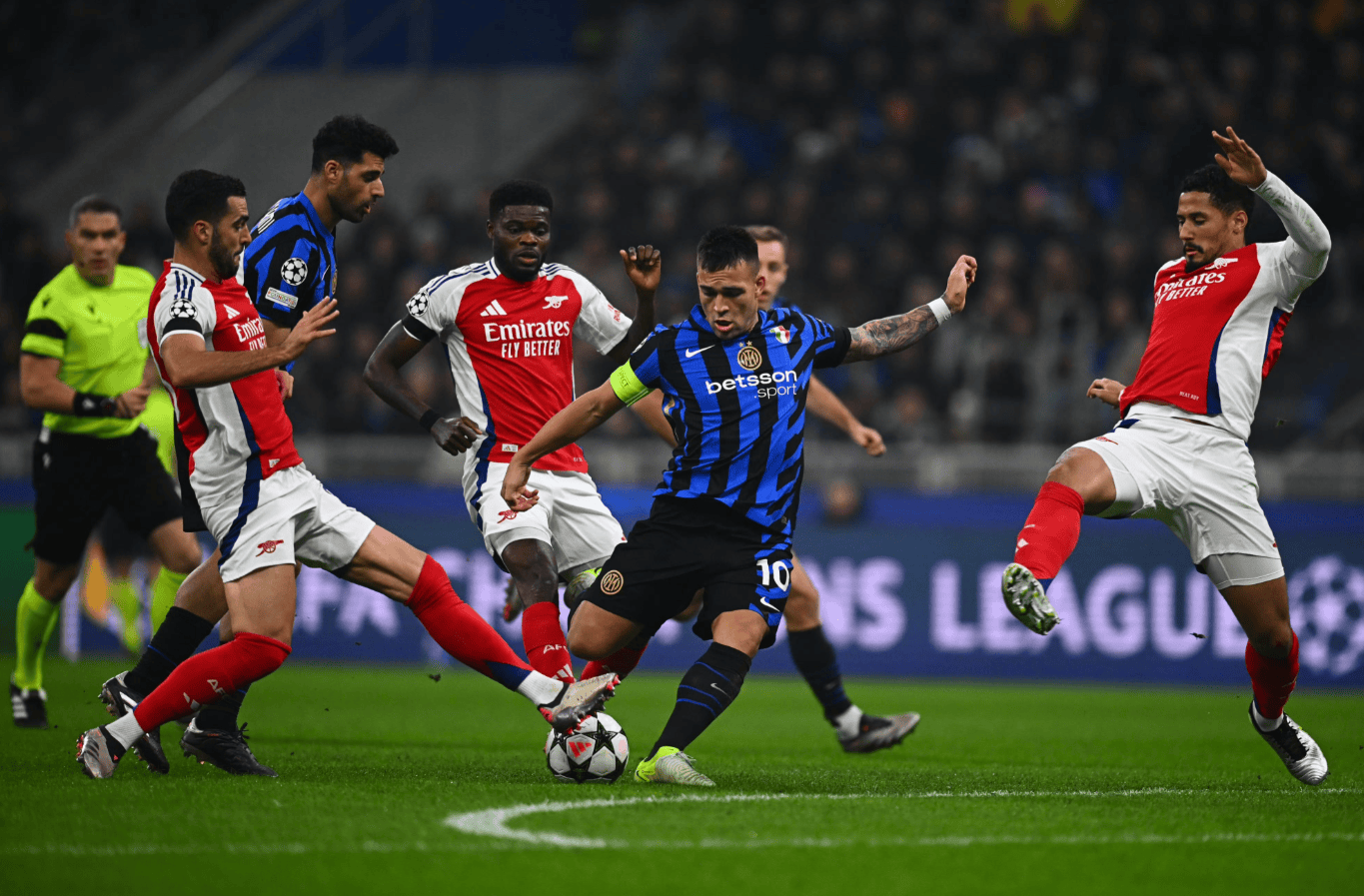 记者：库尔图瓦因肠胃炎退出训练，预计无法出战奥林匹亚科斯（库尔图瓦肠胃炎缺席训练，预计无缘对阵奥林匹亚科斯）