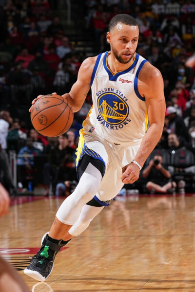 意甲保级大战：帕尔马客场击败比萨，恩佐拉红牌离场（意甲保级关键战：帕尔马客场力克比萨，恩佐拉染红被逐）