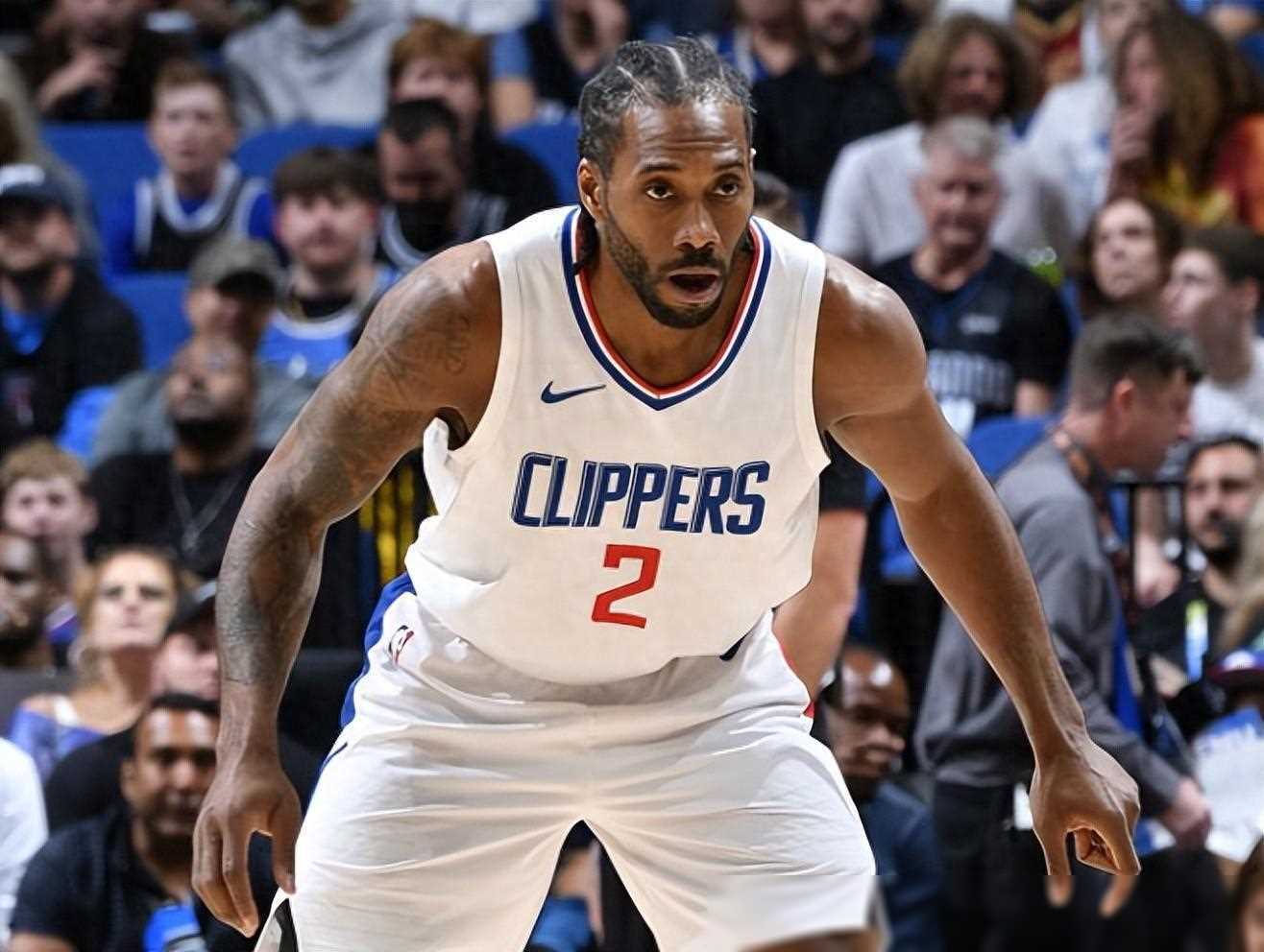 特雷·杨骑马射箭三分命中，开启精彩对决（特雷·杨骑马射箭命中三分，引燃精彩对决）