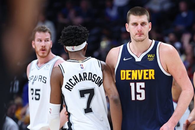 李昊桐丁文一南北半球同时开球，中国高尔夫迎来最魔幻一周（李昊桐与丁文一南北半球同日开杆，中国高尔夫迎来最魔幻一周）