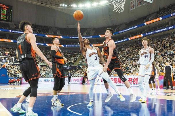 皇马推出漫威联名服饰，弗兰和卡雷拉斯进行了上身体验（皇马发布漫威联名系列，弗兰与卡雷拉斯试穿亮相）