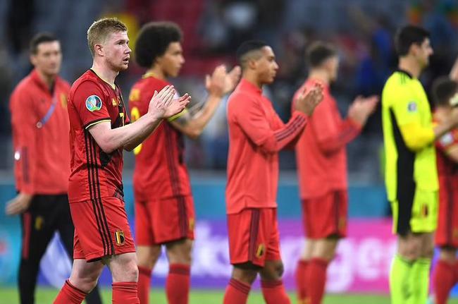 球星任意球助攻全队领先（球星任意球送助攻，球队取得领先）