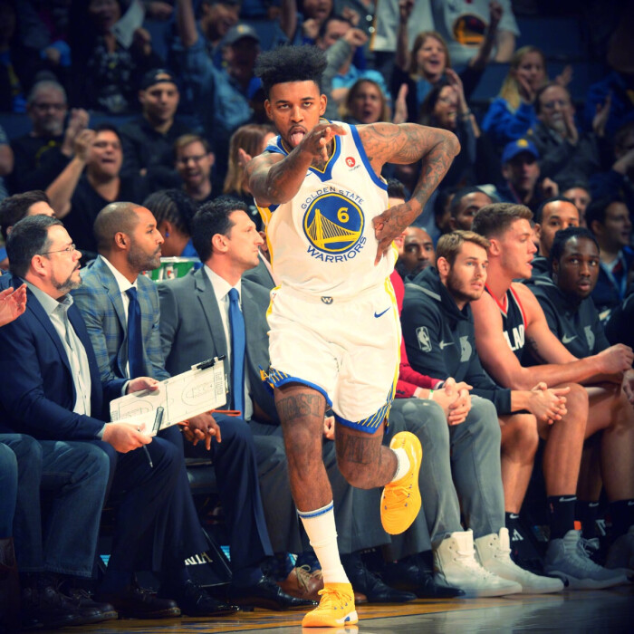 俄罗斯运动员谢尔盖-博伊在1800米高空踢球，挑战极限，引发热议。（俄罗斯选手谢尔盖·博伊海拔1800米踢球，上演极限挑战引发热议）