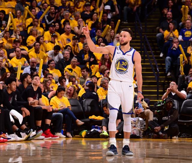 气坏了！沈梓捷补防被吹犯规抱怨绕场 犯满离场（沈梓捷怒了！补防遭吹犯规绕场抱怨，六犯毕业）