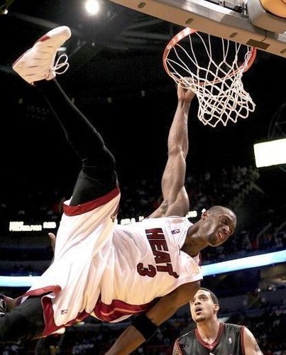 莱斯特城球迷赴意大利观战瓦尔迪比赛并合影（莱斯特城球迷远赴意大利观赛瓦尔迪并合影留念）