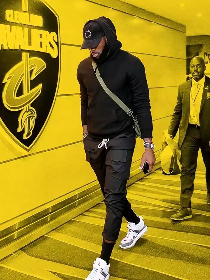 拉菲尼亚否认转会沙特传闻，斥媒体报道不实（拉菲尼亚辟谣赴沙特传闻，称相关报道失实）