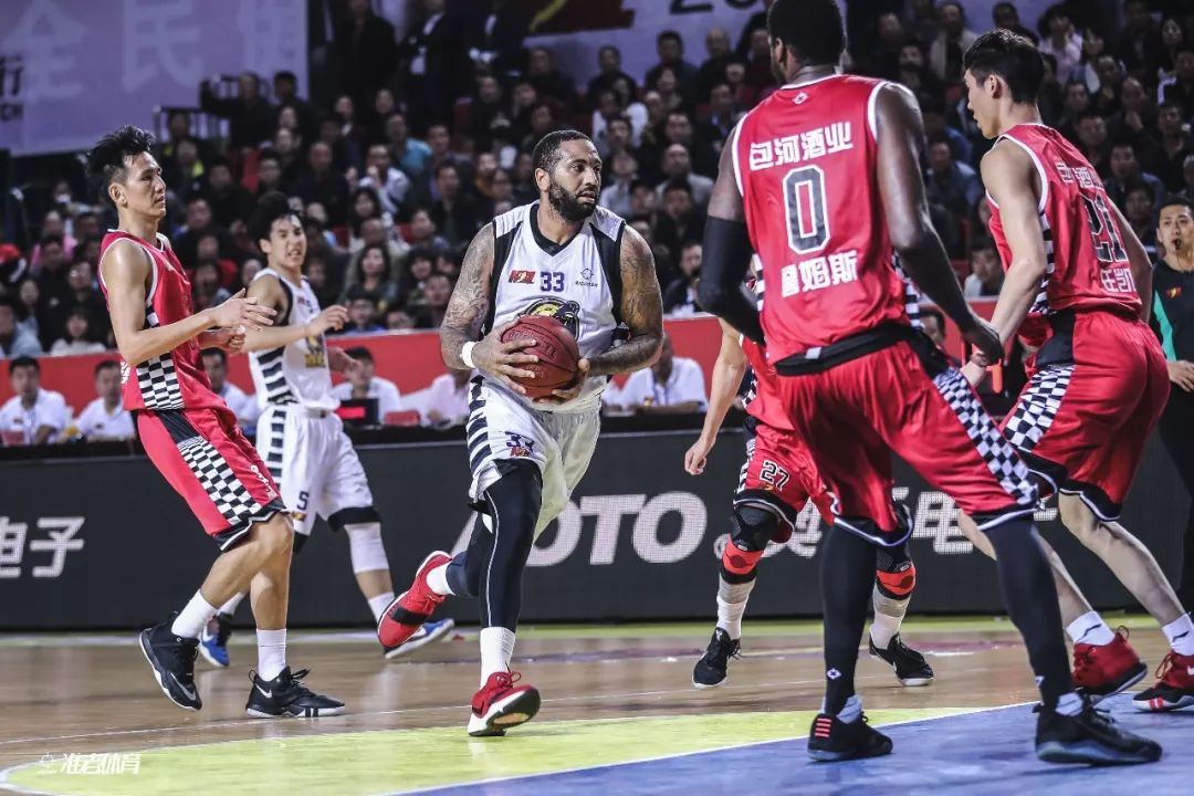 库里：黄蜂的潜在救星？（库里能否扭转黄蜂命运？）